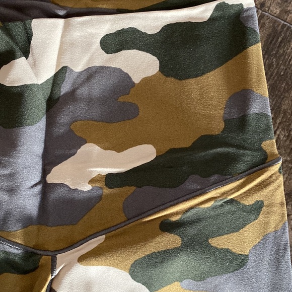 Aerie camo leggings. Size medium. - Picture 2 of 2